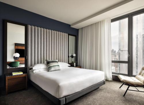 Habitación Premium con cama extragrande y vistas a la ciudad del hotel Kimpton Hotel Eventi. Foto 6