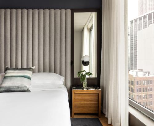 Suite de 1 dormitorio con ducha de efecto lluvia - 1 cama extragrande del hotel Kimpton Hotel Eventi. Foto 3