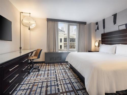 Habitación con cama extragrande y vistas a la ciudad del hotel HILTON NEW YORK FASHION DISTRICT. Foto 3