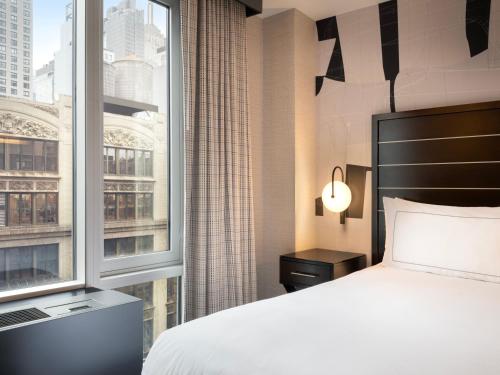 Habitación con cama extragrande y vistas a la ciudad del hotel HILTON NEW YORK FASHION DISTRICT. Foto 10
