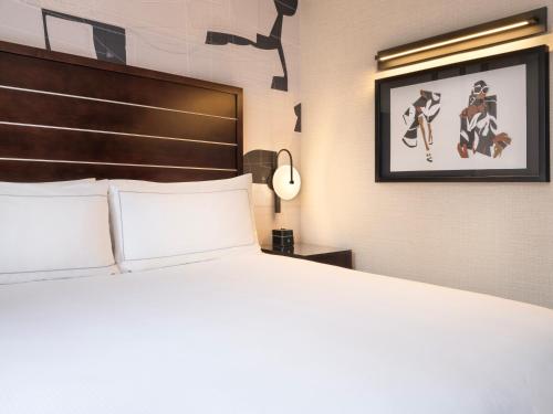 Habitación con cama extragrande y vistas a la ciudad del hotel HILTON NEW YORK FASHION DISTRICT. Foto 13