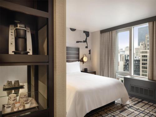 Habitación con cama grande del hotel HILTON NEW YORK FASHION DISTRICT. Foto 1