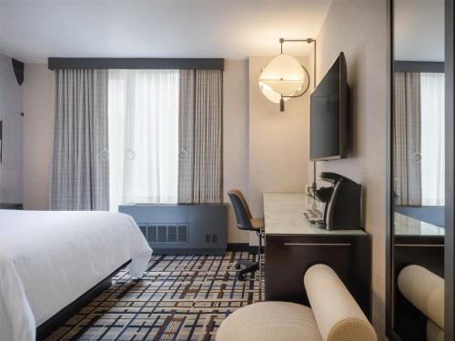 Habitación con cama grande y bañera - Adaptada para personas con movilidad reducida del hotel HILTON NEW YORK FASHION DISTRICT. Foto 3