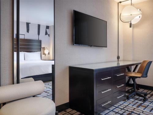 Habitación con cama extragrande y vistas a la ciudad del hotel HILTON NEW YORK FASHION DISTRICT