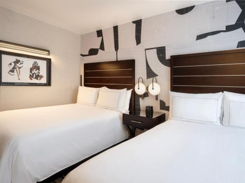Habitación Doble - 2 camas dobles del hotel HILTON NEW YORK FASHION DISTRICT. Foto 11