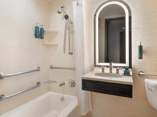 Habitación con cama grande y bañera - Adaptada para personas con movilidad reducida del hotel HILTON NEW YORK FASHION DISTRICT. Foto 8