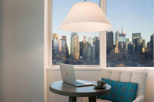 Estudio Doble con cama grande y vistas a la ciudad del hotel Ink 48. Foto 2