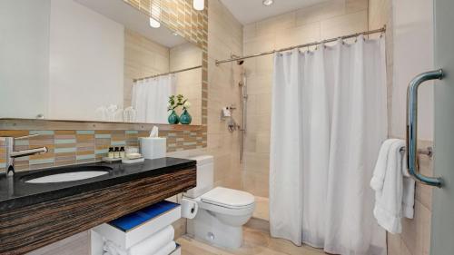 Habitación Doble Deluxe con 2 camas grandes - adaptada para personas de movilidad reducida del hotel Ink 48. Foto 3