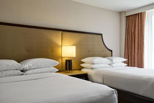 Habitación con 2 camas dobles del hotel Sheraton Brooklyn. Foto 3
