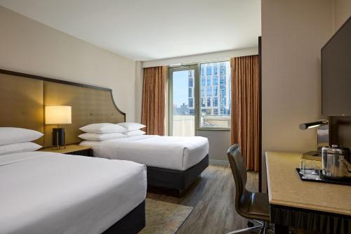 Habitación Doble con balcón del hotel Sheraton Brooklyn. Foto 1