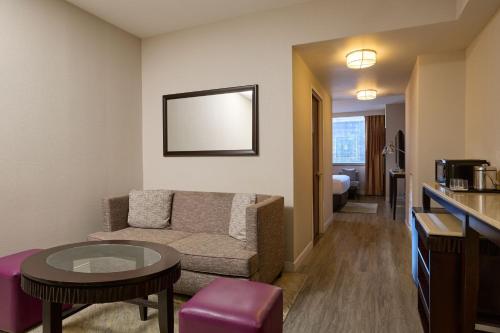 Suite con 1 sofá cama - 1 cama extragrande del hotel Sheraton Brooklyn. Foto 1