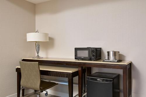 Suite con 1 dormitorio con cama extragrande y 1 dormitorio con 2 camas dobles y sofá cama del hotel Sheraton Brooklyn. Foto 3