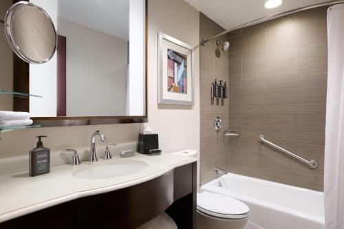 Suite con 1 dormitorio con cama extragrande y 1 dormitorio con 2 camas dobles y sofá cama del hotel Sheraton Brooklyn. Foto 4