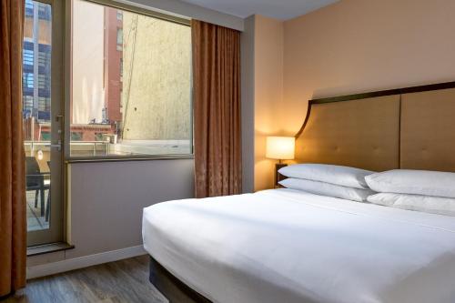 Suite con 1 dormitorio con cama extragrande y 1 dormitorio con 2 camas dobles y sofá cama del hotel Sheraton Brooklyn