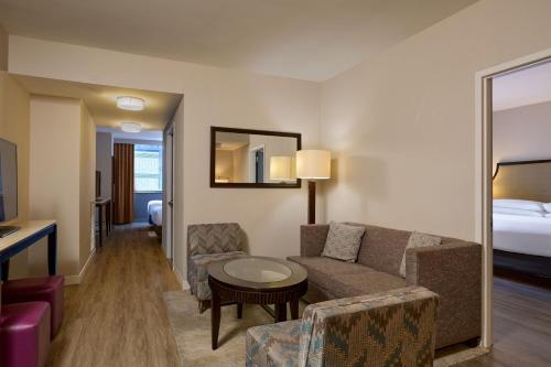 Suite con 1 dormitorio con cama extragrande y 1 dormitorio con 2 camas dobles y sofá cama del hotel Sheraton Brooklyn. Foto 2