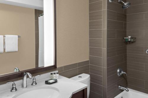 Habitación Queen con ducha accesible - Adaptada para movilidad reducida y discapacidad auditiva del hotel Sheraton Lincoln Harbor. Foto 1