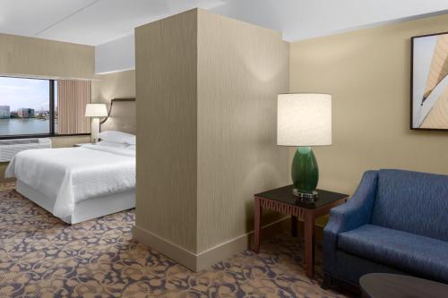 Habitación Deluxe con cama extragrande del hotel Sheraton Lincoln Harbor. Foto 1