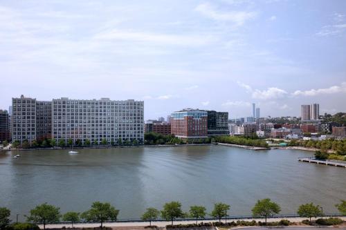 Habitación con cama grande del hotel Sheraton Lincoln Harbor