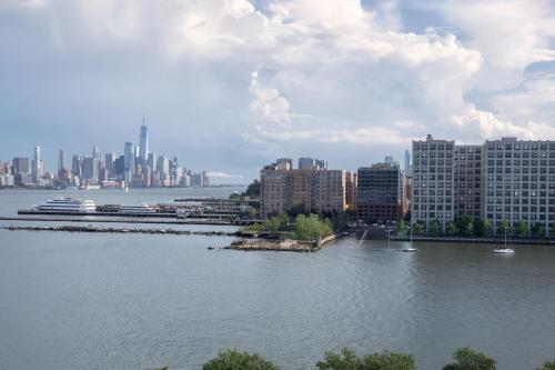 Suite de 1 dormitorio con vistas a la ciudad del hotel Sheraton Lincoln Harbor. Foto 3