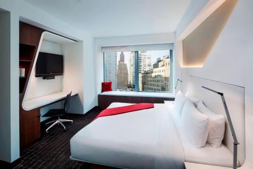 Habitación adaptada para personas con movilidad reducida, con ducha accesible en silla de ruedas - 1 cama extragrande - No fumadores del hotel The Washington. Foto 3