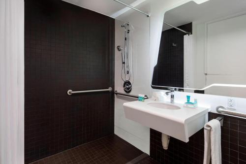 Habitación Doble con ducha accesible en silla de ruedas - 2 camas dobles - Adaptada para personas con movilidad reducida - No fumadores del hotel The Washington. Foto 1