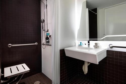 Habitación Doble con ducha accesible en silla de ruedas - 2 camas dobles - Adaptada para personas con movilidad reducida - No fumadores del hotel The Washington. Foto 3