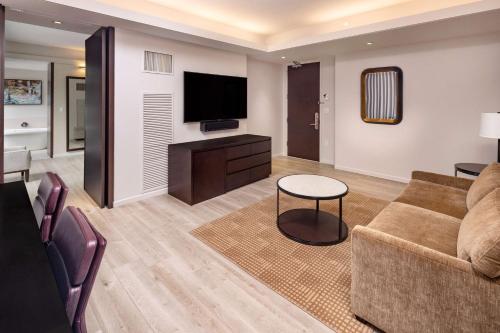 Suite con balcón en el ático del hotel Hilton Club West 57th Street New York. Foto 3