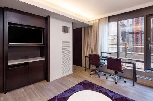 Suite Premier de 1 dormitorio con cama grande del hotel Hilton Club West 57th Street New York. Foto 2