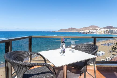 Estudio con balcón y vistas al mar del hotel Colón Playa. Foto 4