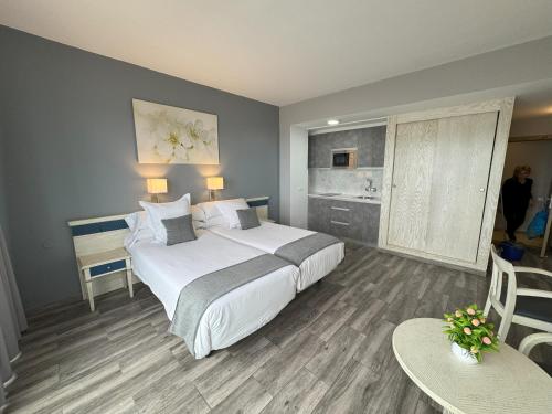 Estudio con balcón del hotel Colón Playa