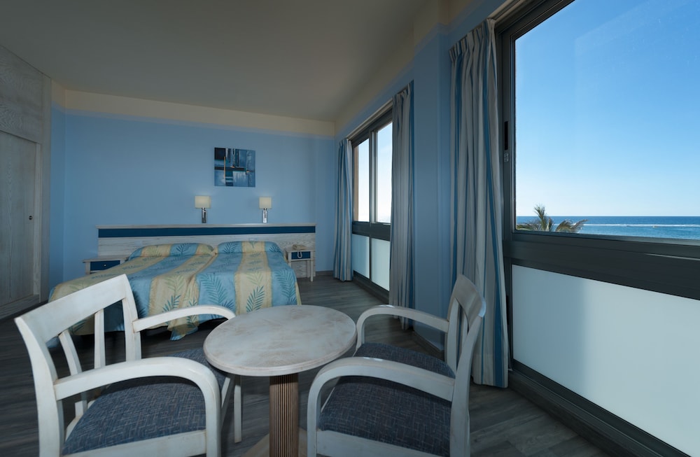 Habitación triple, vistas al mar del hotel Colón Playa. Foto 4