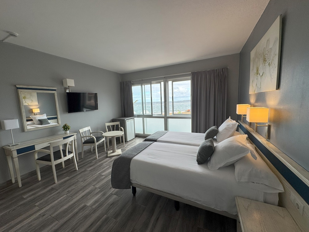 Habitación triple, vistas al mar del hotel Colón Playa. Foto 5