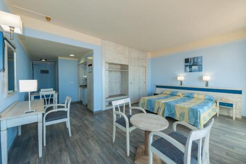 Estudio con balcón y vistas al mar del hotel Colón Playa. Foto 9