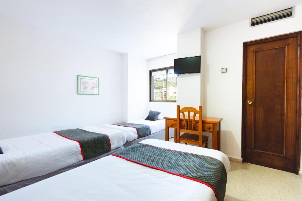 Habitación triple del hotel Costa Andaluza