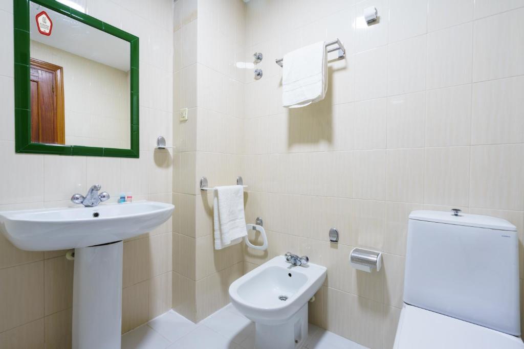 Habitación triple del hotel Costa Andaluza. Foto 1