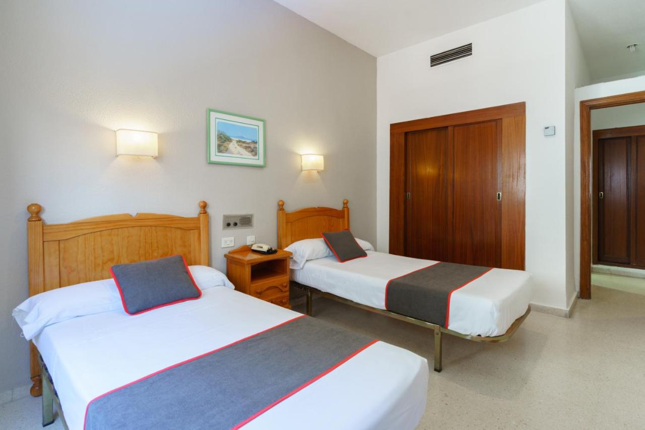 Habitación triple del hotel Costa Andaluza. Foto 2