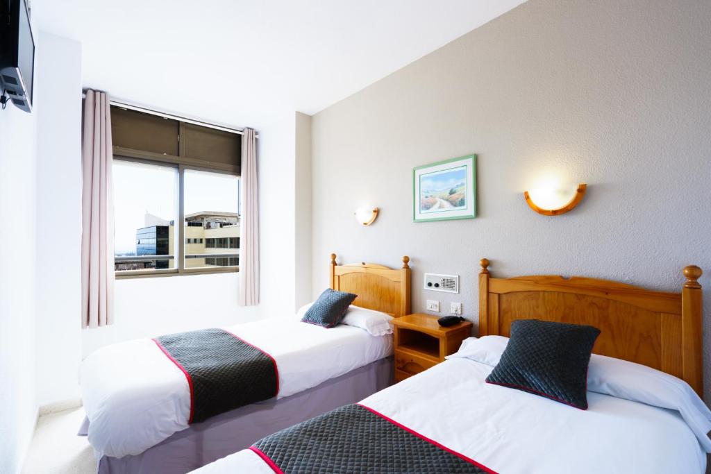 Habitación doble 2 camas del hotel Costa Andaluza. Foto 1