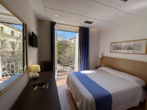Habitación con cama grande del hotel España