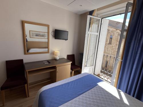Habitación con cama grande del hotel España. Foto 1