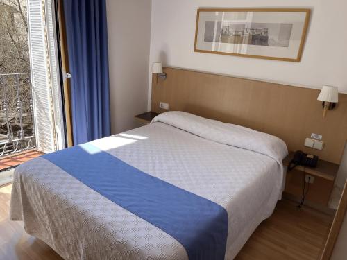Habitación con cama grande del hotel España. Foto 2