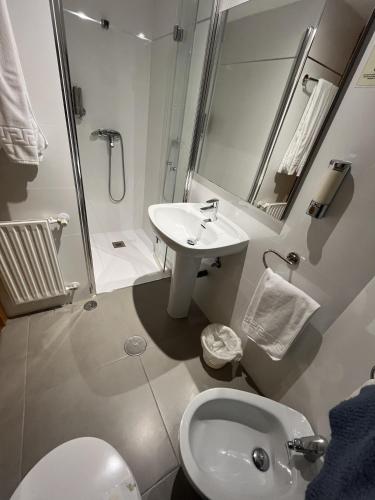 Habitación con cama grande del hotel España. Foto 4