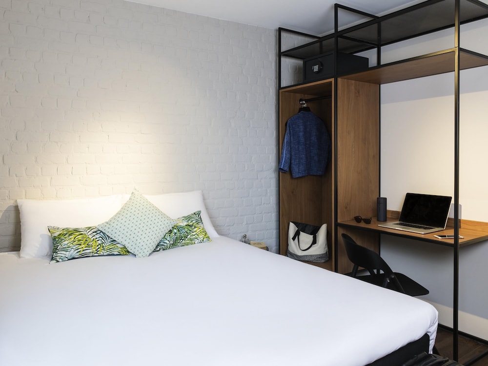 Habitación de categoría superior con 1 cama doble o 2 camas individuales, vistas al jardín del hotel Ibis Brussels Centre Câtelain