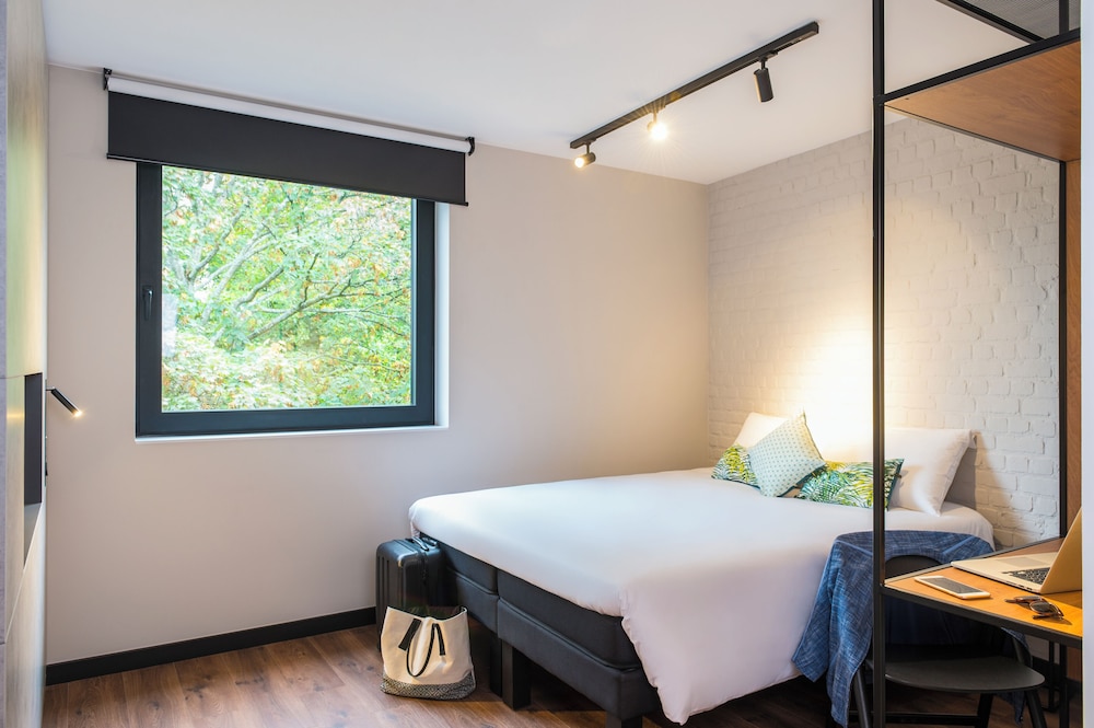 Habitación de categoría superior con 1 cama doble o 2 camas individuales, vistas al jardín del hotel Ibis Brussels Centre Câtelain. Foto 5