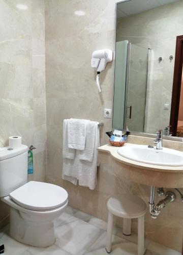 Habitación con cama grande del hotel Europa. Foto 12