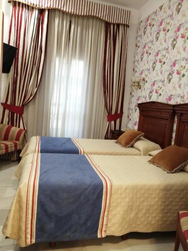 Habitación con cama grande del hotel Europa. Foto 18