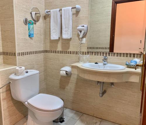 Habitación con cama grande del hotel Europa. Foto 23