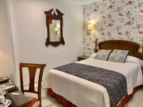 Habitación con cama grande del hotel Europa. Foto 26