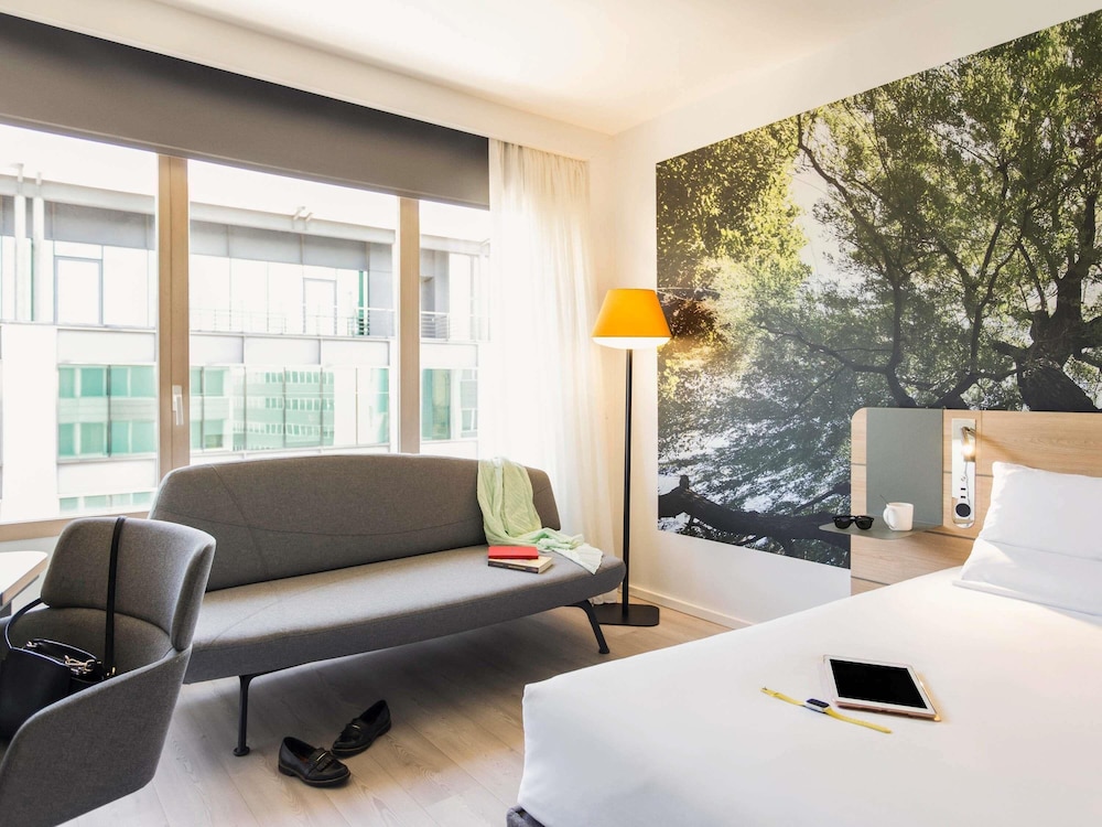 Habitación Superior con 1 cama Queen en el edificio Plaza del hotel Novotel Madrid Feria and Airport. Foto 2