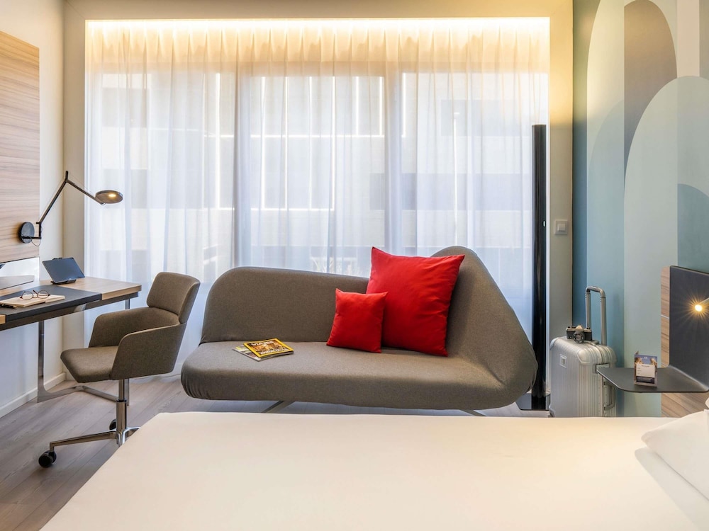 Habitación Superior con 1 cama Queen en el edificio Plaza del hotel Novotel Madrid Feria and Airport. Foto 3
