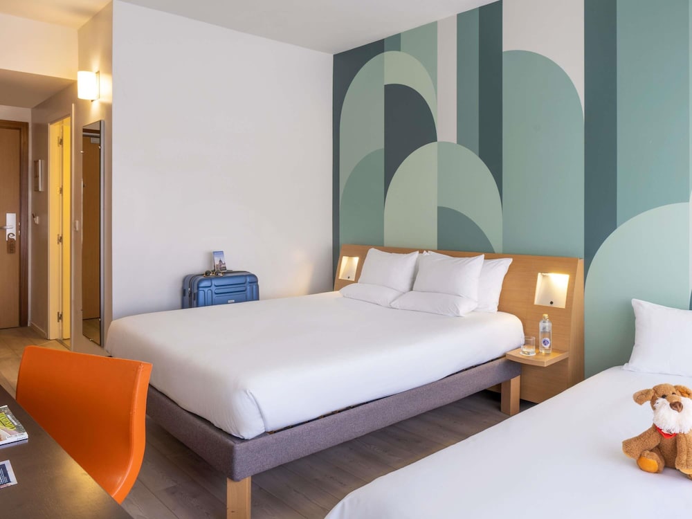 Habitación Estándar con 1 cama Queen y sofá en el edificio Plaza del hotel Novotel Madrid Campo de las Naciones
